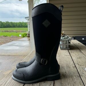 MUCK Boot brand tall winter / rain boots worn one time !!